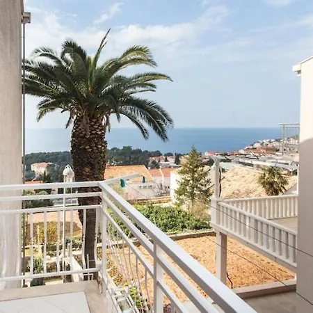 Three Bedroom With Balcony Lägenhet